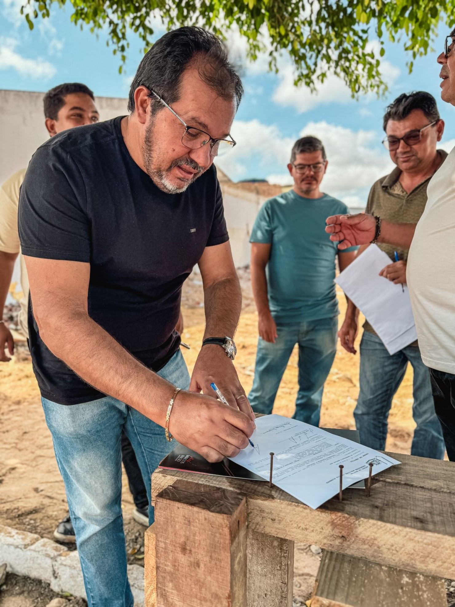 Nova Floresta ganha investimentos na educação e no lazer: iniciadas as obras do Centro de Administração e Formação de Professores e da nova praça