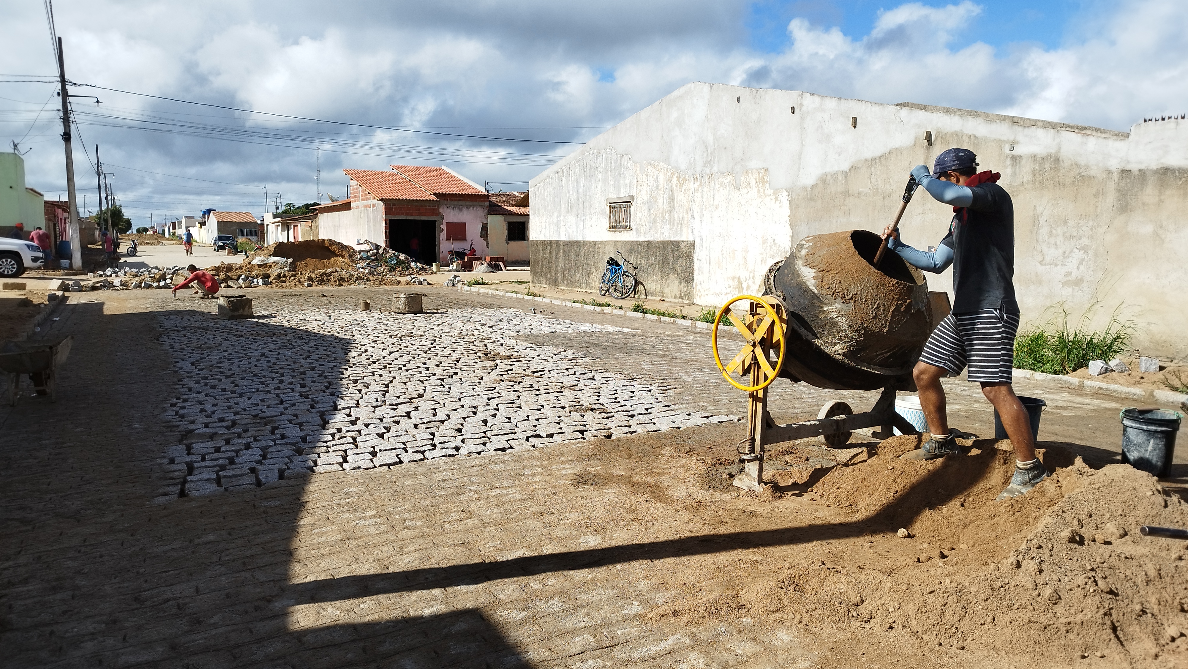 Prefeito Jarson acompanha obras de pavimentação da rua Antônio Maximínio