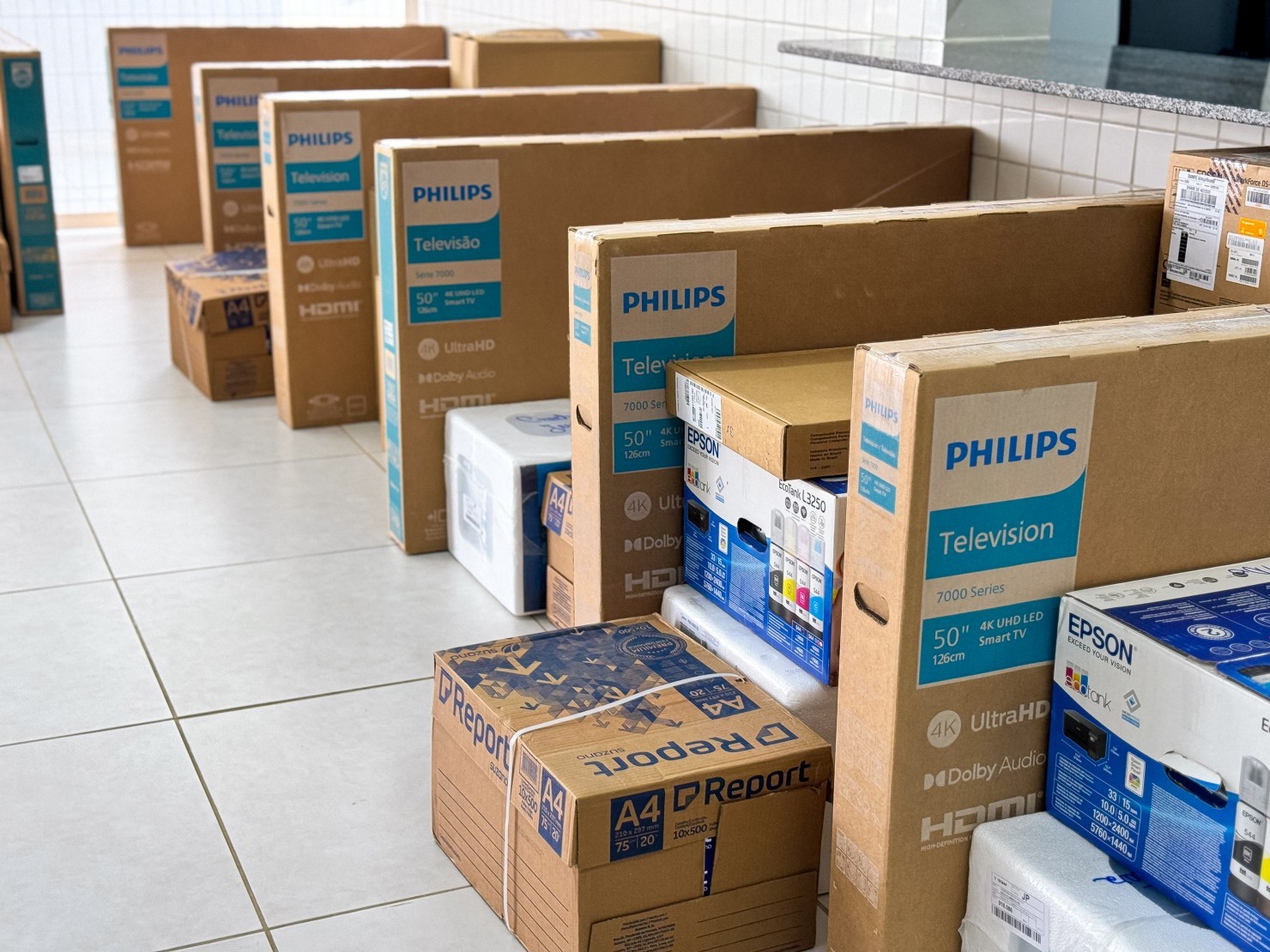 Escolas municipais de Nova Floresta recebem kits de tecnologia para fortalecer a educação