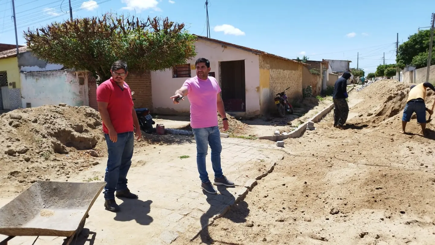 Prefeito Jarson visita obras de pavimentação da rua Paulo Batista