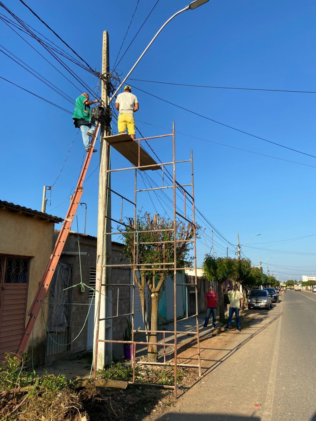 Prefeitura de Nova Floresta inicia substituição de lâmpadas comuns por lâmpadas de LED.