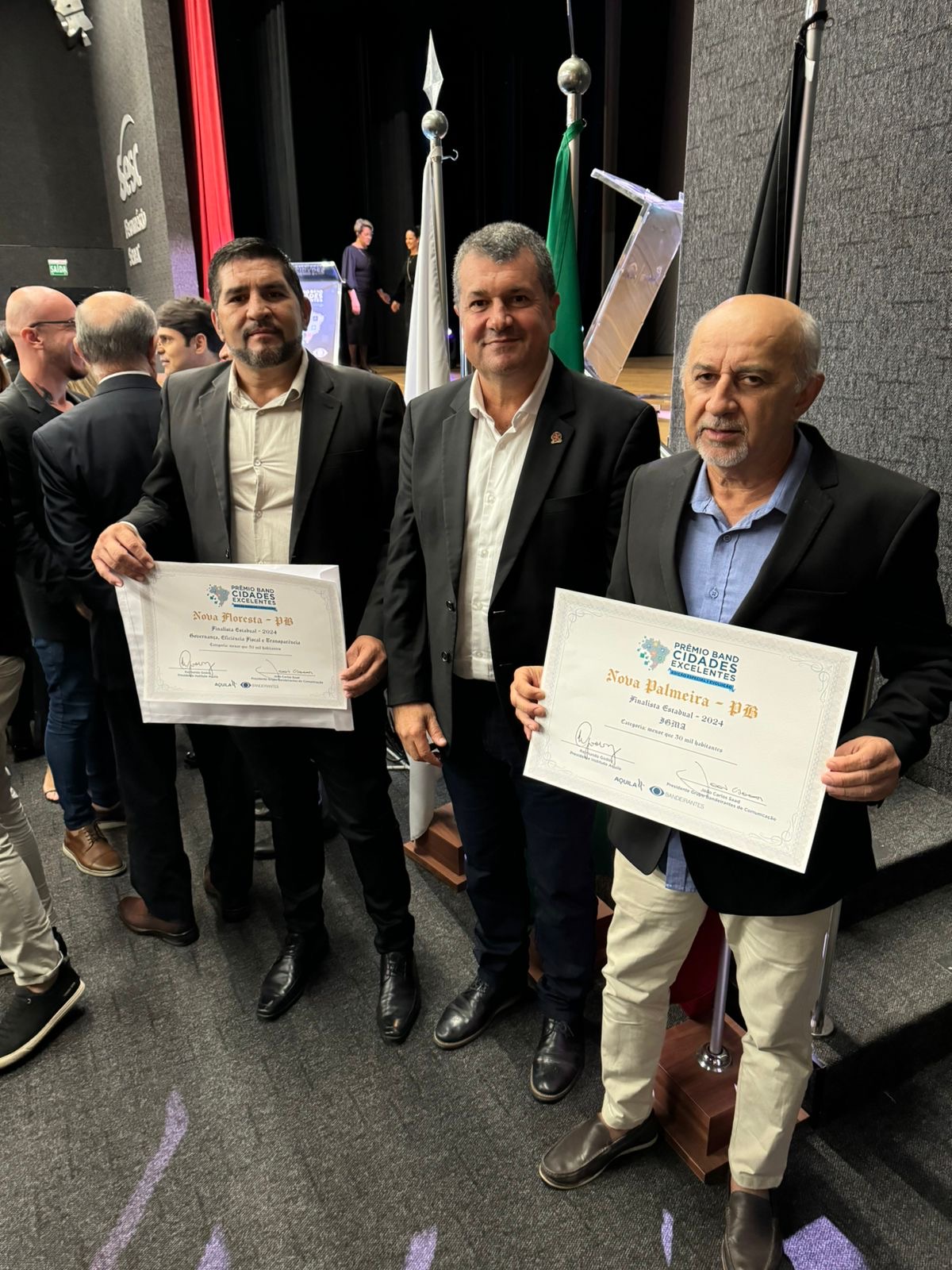 O prefeito Jarson Santos recebe premiação do Band Cidades Excelentes