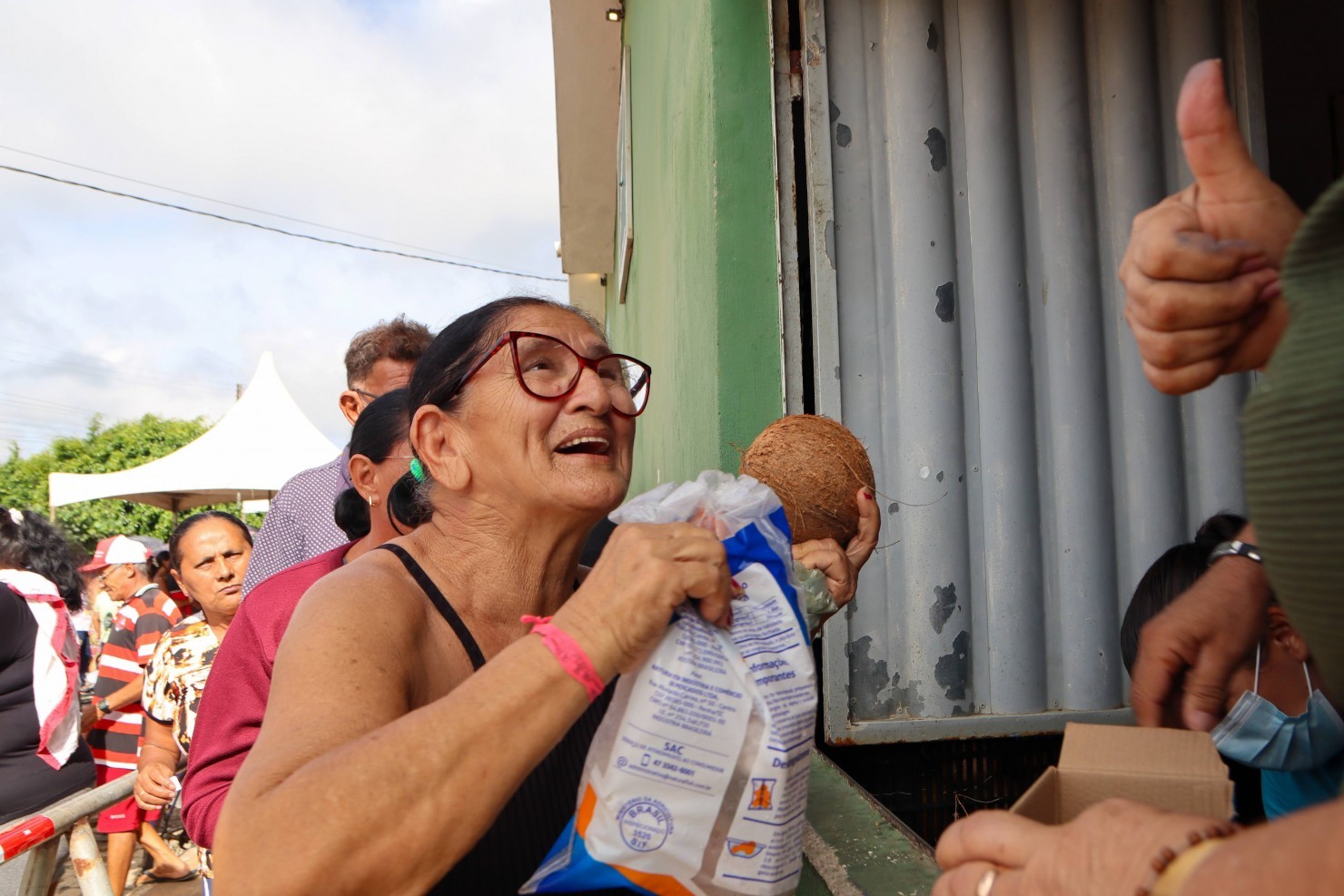 Prefeitura de Nova Floresta realiza entrega de peixe e coco da Semana Santa para a população
