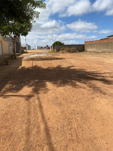 Prefeito Jarson Santos acompanha o inicio de mais uma obra de terraplanagem para pavimentação em paralelepípedo.