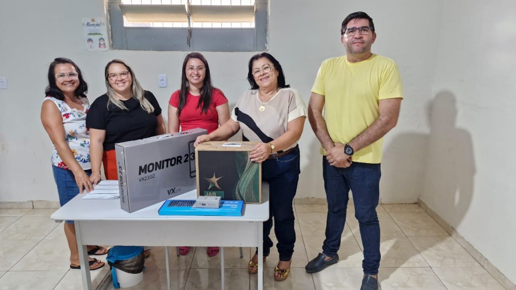 Prefeito Jarson Santos realiza entrega de equipamentos de informática para secretarias.