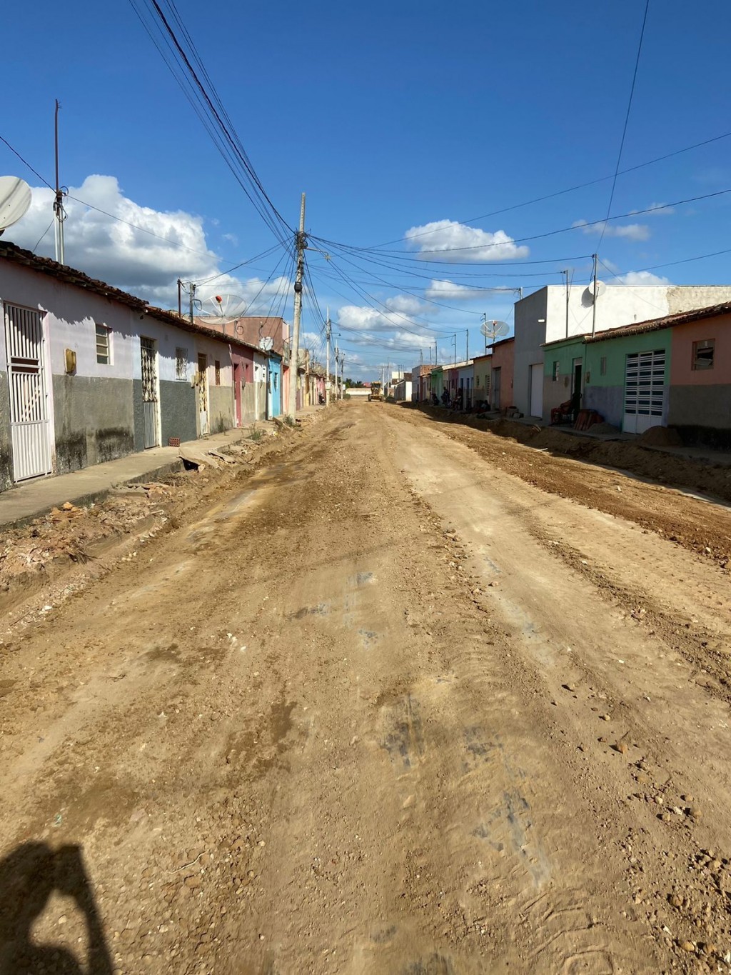 Prefeito Jarson Santos acompanha mais uma obra de terraplanagem para pavimentação em paralelepípedo.