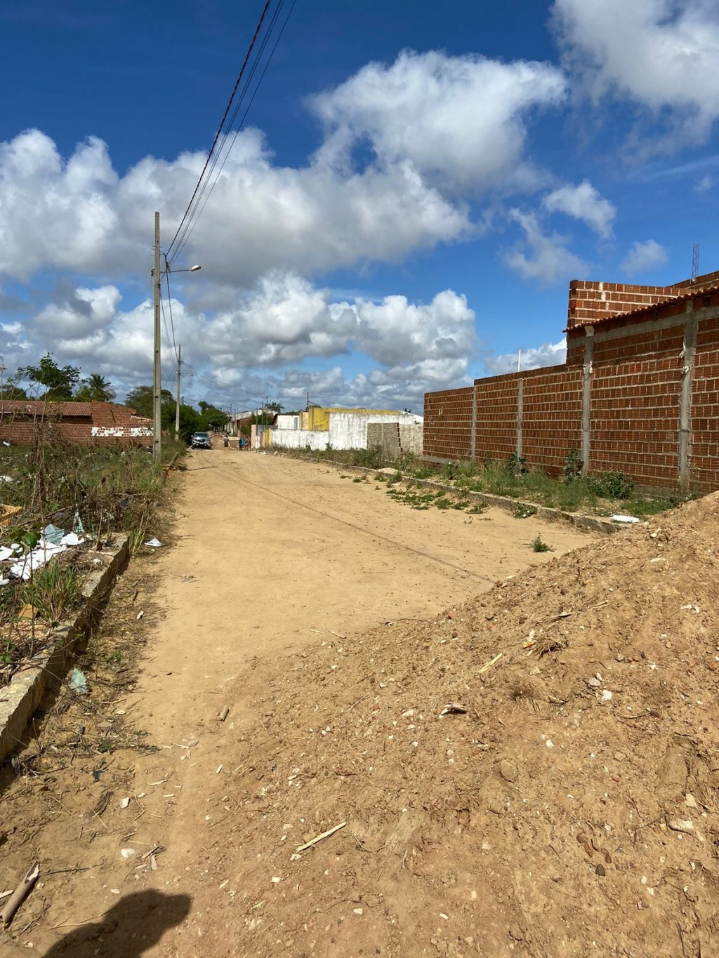 Prefeito Jarson Santos acompanha mais uma obra de pavimentação em paralelepípedo.