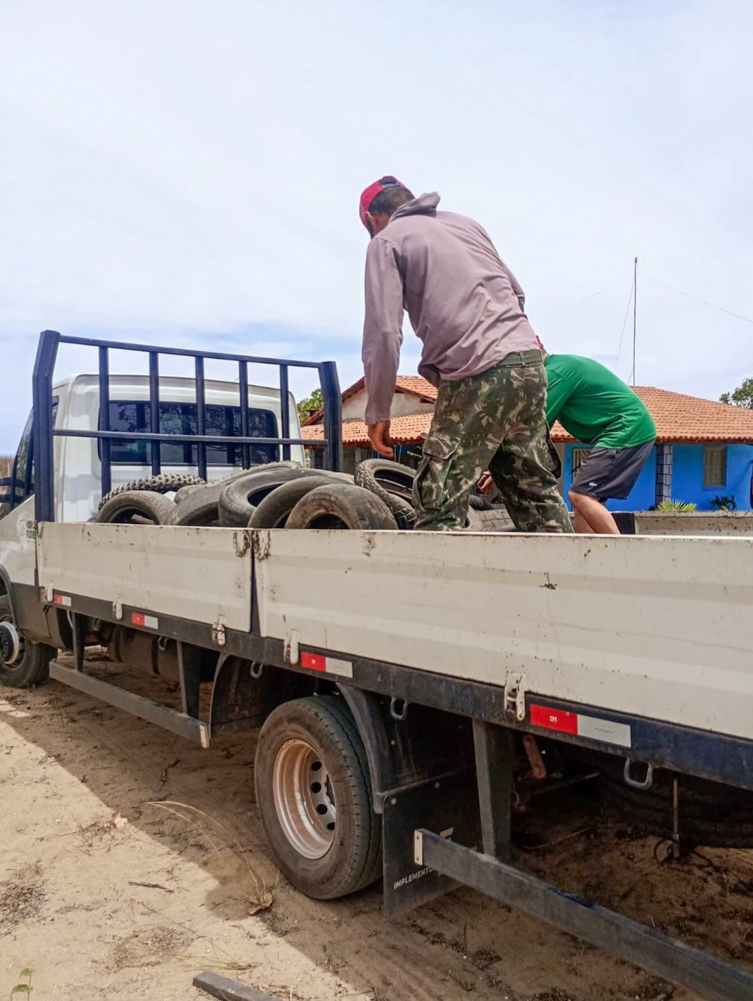 Prefeitura de Nova Floresta realiza ação de combate ao mosquito da dengue com recolhimento de pneus