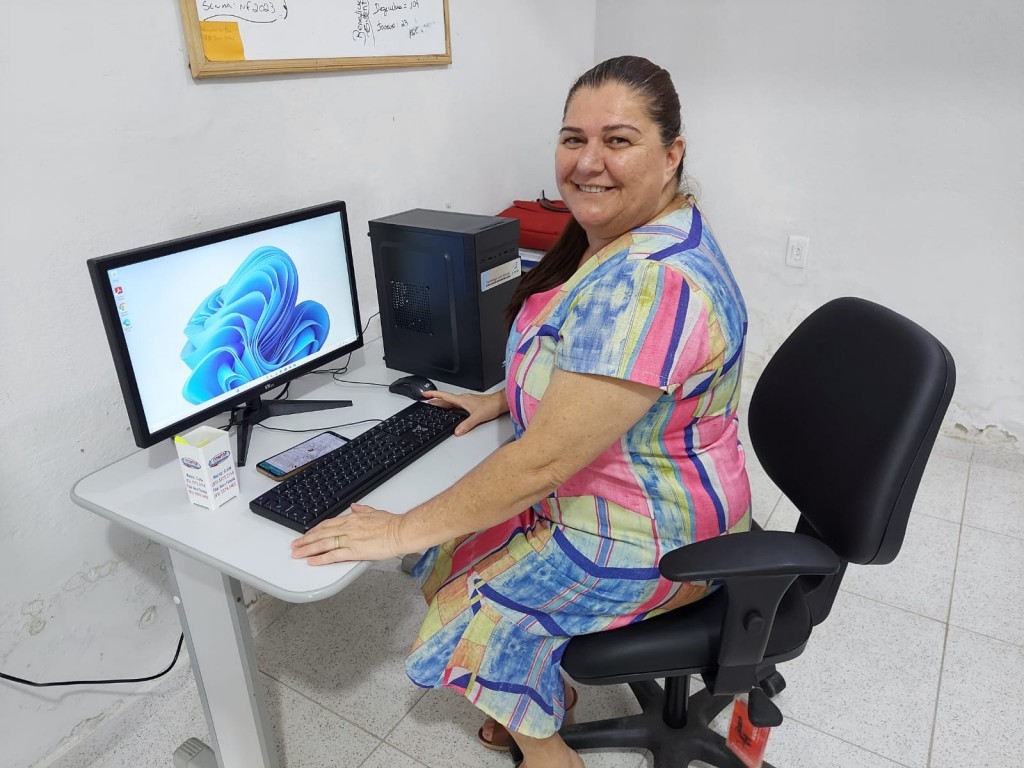 Prefeito Jarson Santos realiza entrega de equipamentos de informática para secretarias.