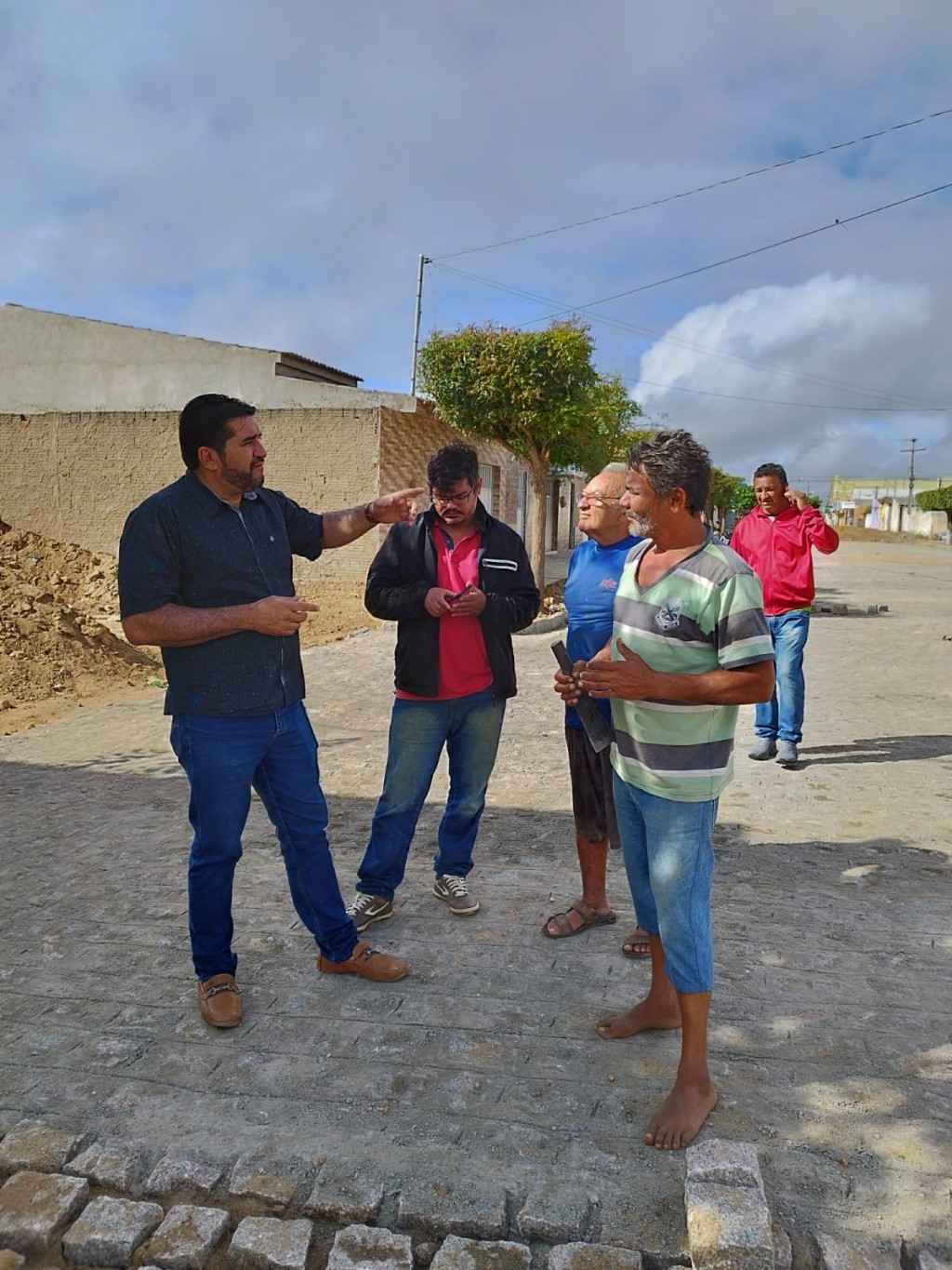 Prefeito Jarson acompanha obras de pavimentação na Rua 06 de Junho