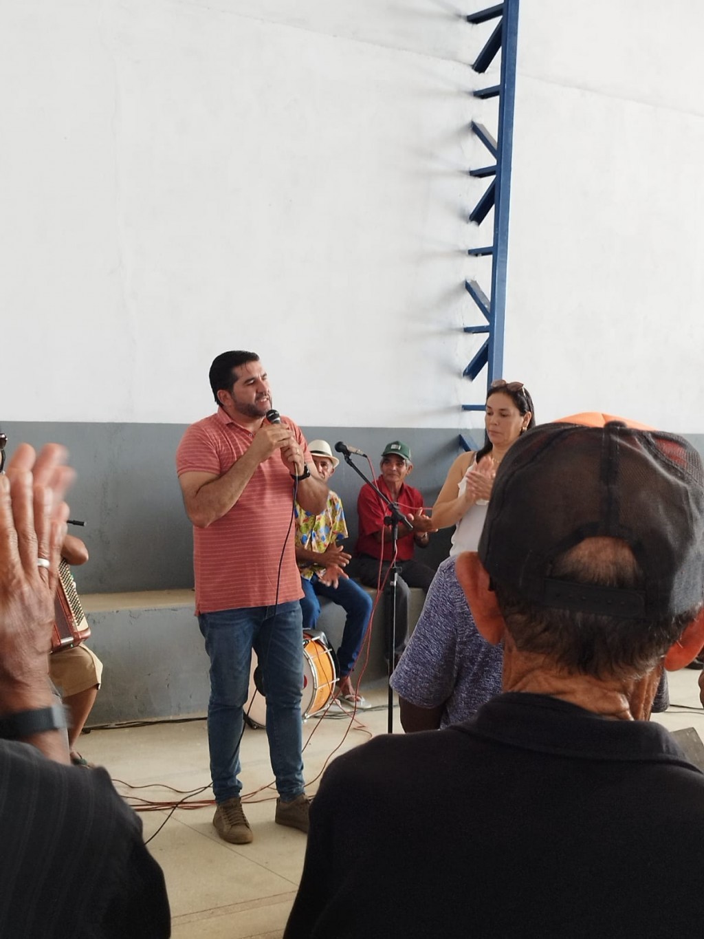 Prefeitura de Nova Floresta realiza Forró dos Idosos especial de Dia dos Pais e entrega fardamentos