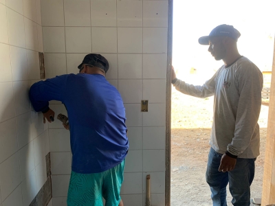 PREFEITO JARSON SANTOS ACOMPANHA O ANDAMENTO DA CONSTRUÇÃO DE GINÁSIO POLIESPORTIVO