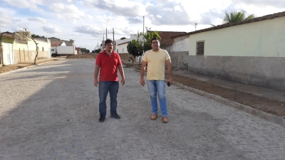 Prefeito Jarson acompanha obras de pavimentação de trechos de ruas no bairro Maria Faustino
