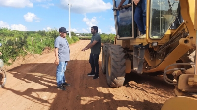 Prefeito Jarson acompanha trabalhos de recuperação de estradas vicinais na zona rural