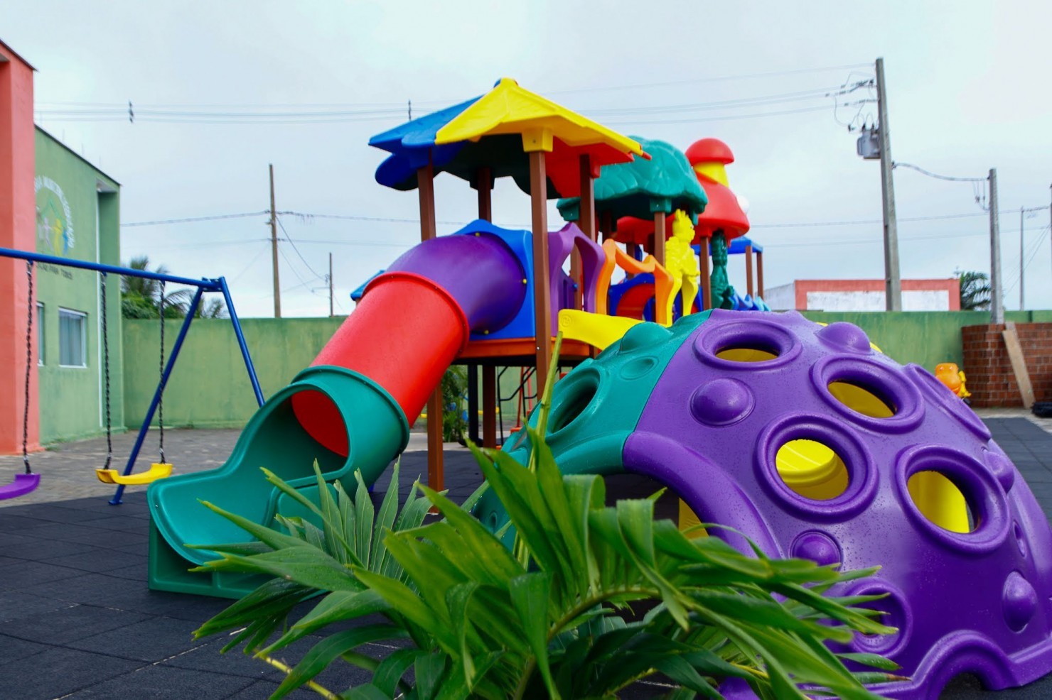 Creche Jéssica Dantas recebe novo playground para atividades lúdicas e recreativas
