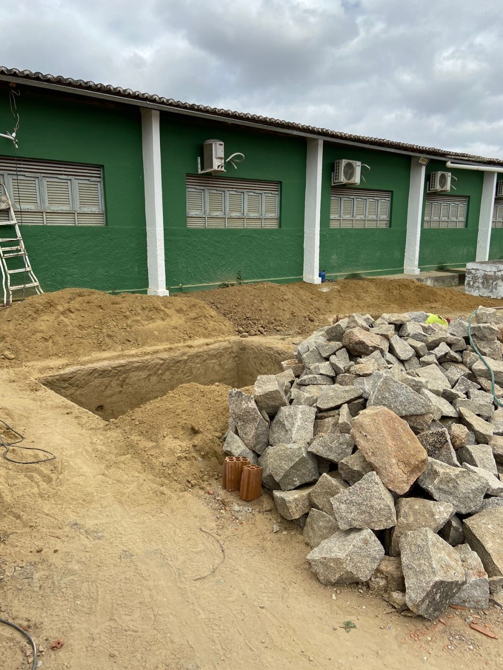 Prefeito Jarson acompanha andamento da obra de um novo auditório.