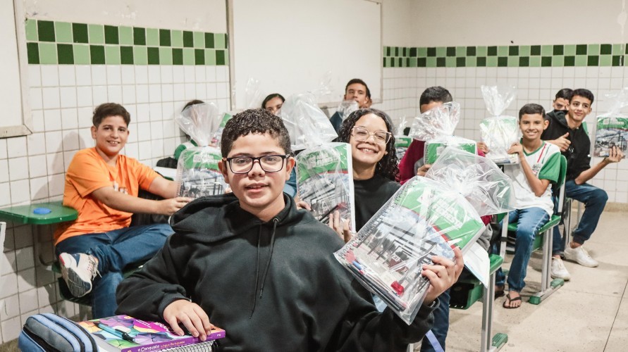 Prefeito Iran Santos e secretário de Educação entregam materiais escolares para estudantes da rede municipal