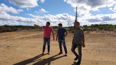 Prefeito Jarson visita terreno anexo para ampliação do Cemitério Público