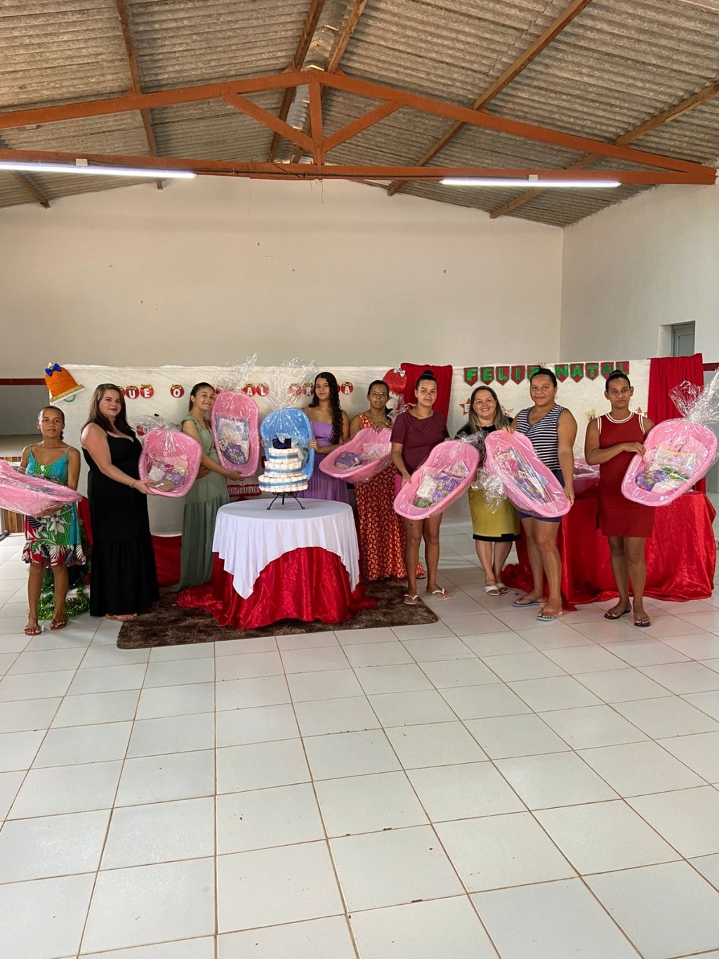Prefeitura de Nova Floresta realiza última entrega de kits bebê do ano.