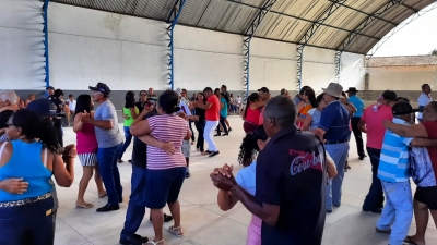 Prefeitura de Nova Floresta promove comemoração do Dia dos Pais no forró dos idosos