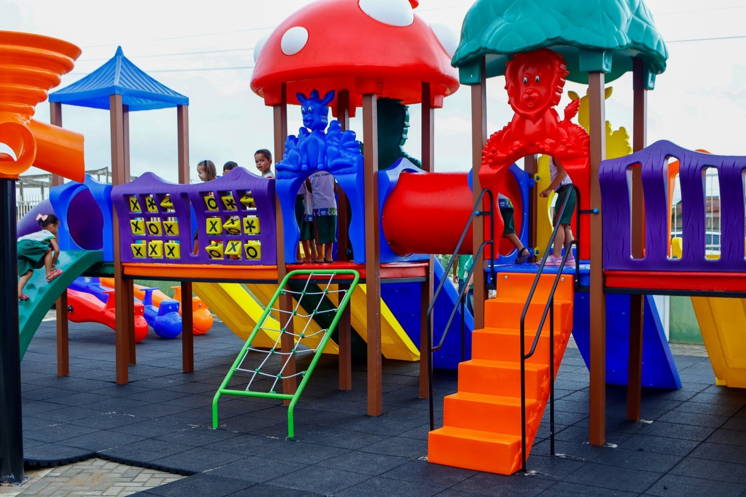Creche Jéssica Dantas recebe novo playground para atividades lúdicas e recreativas