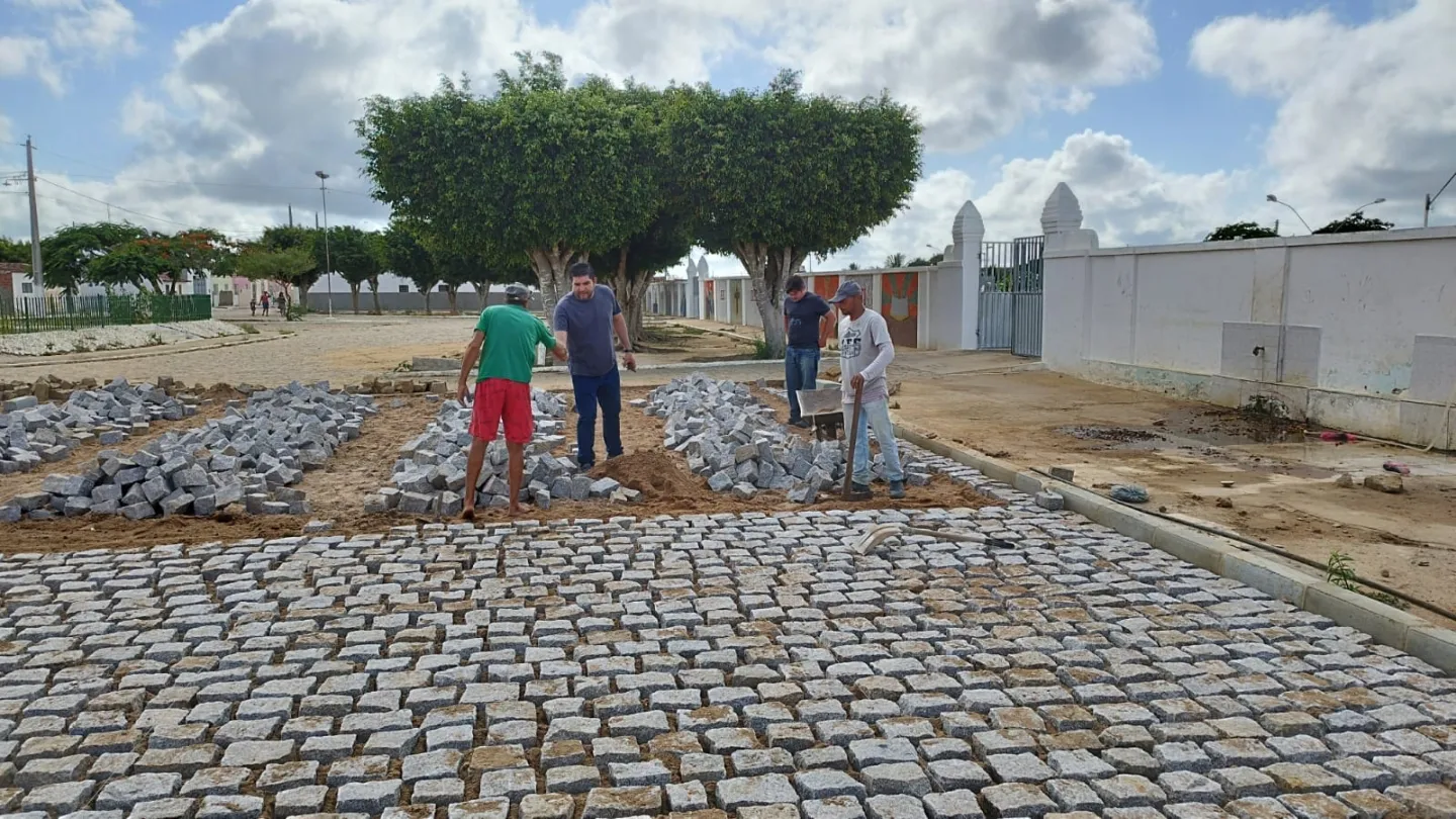 Prefeito Jarson acompanha obras de construção do Cemitério
