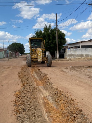 Prefeito Jarson Santos acompanha o inicio de mais uma obra de terraplanagem para pavimentação em paralelepípedo.