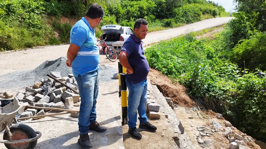 Prefeito Jarson acompanha obras na ladeira da Pedra D'água