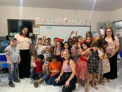 Prefeitura realiza entrega kits às crianças nas escolas da rede municipal de ensino.