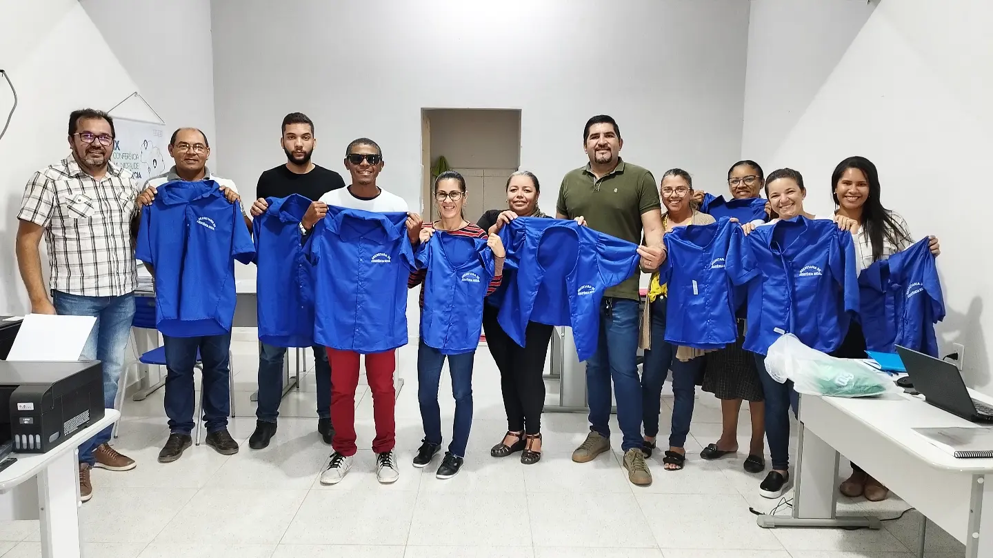 Prefeitura de Nova Floresta entrega fardamento para equipe do Criança Feliz