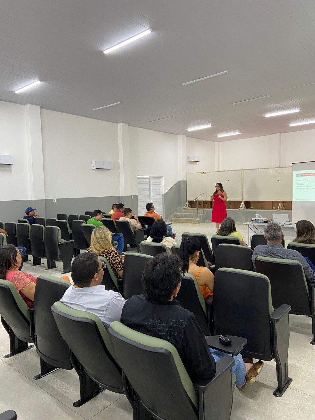 Prefeitura de Nova Floresta realiza Capacitação das Novas leis de Licitação para Secretários Municipais e equipe de Licitação.