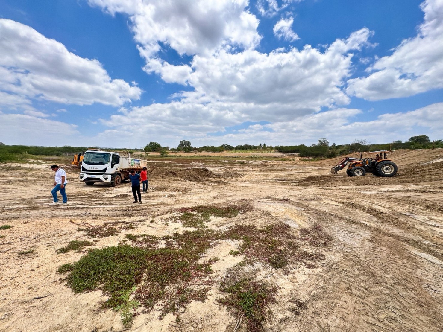 Prefeitura realiza limpeza do Açude do Jacaré, na comunidade Caatinga
