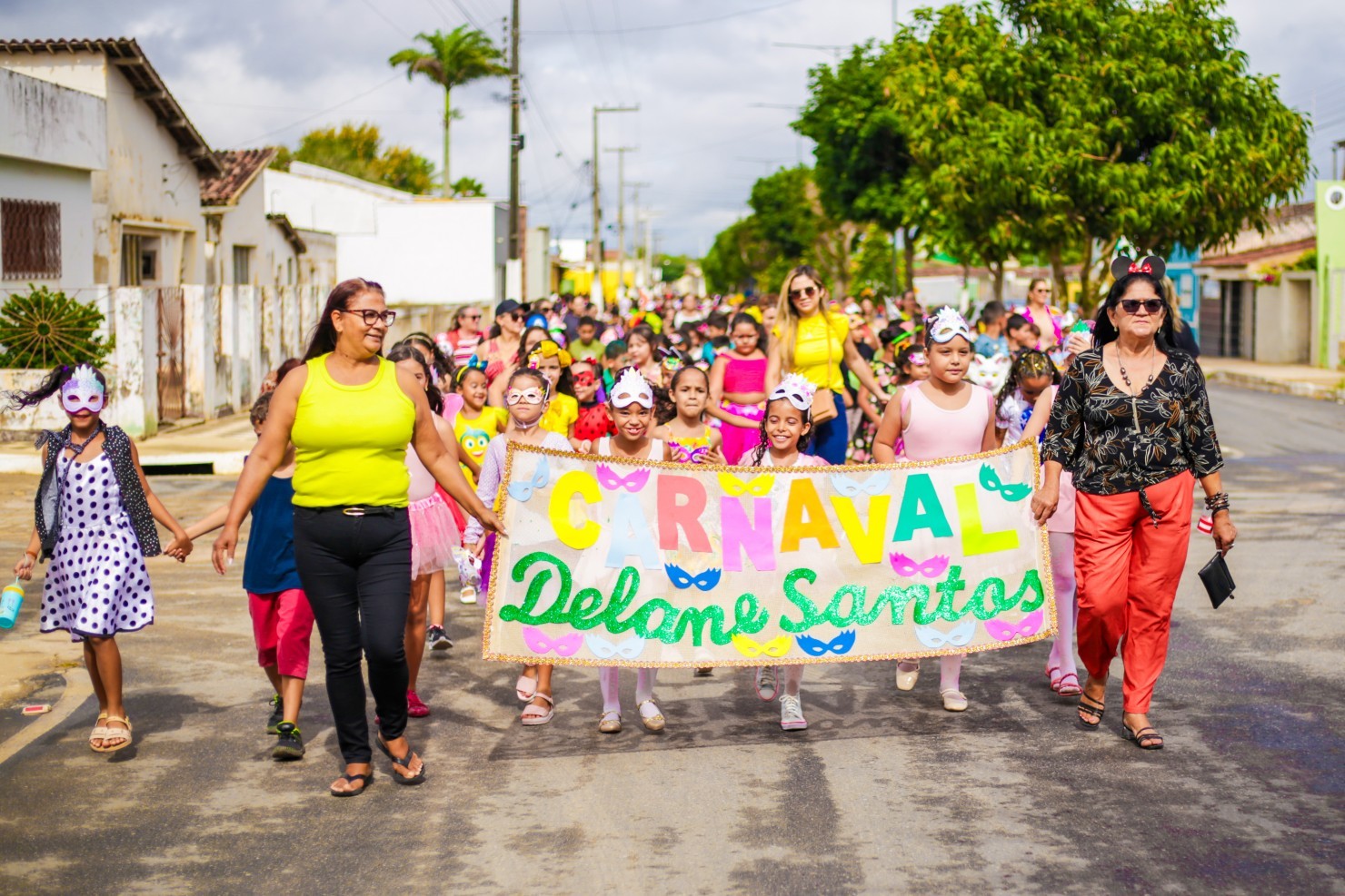 Bloco Escola Folia leva animação e alegria às ruas de Nova Floresta