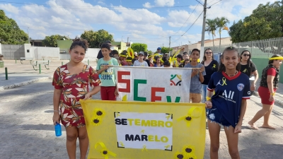 Usuários do SCFV visitam e decoram praça na campanha do Setembro Amarelo