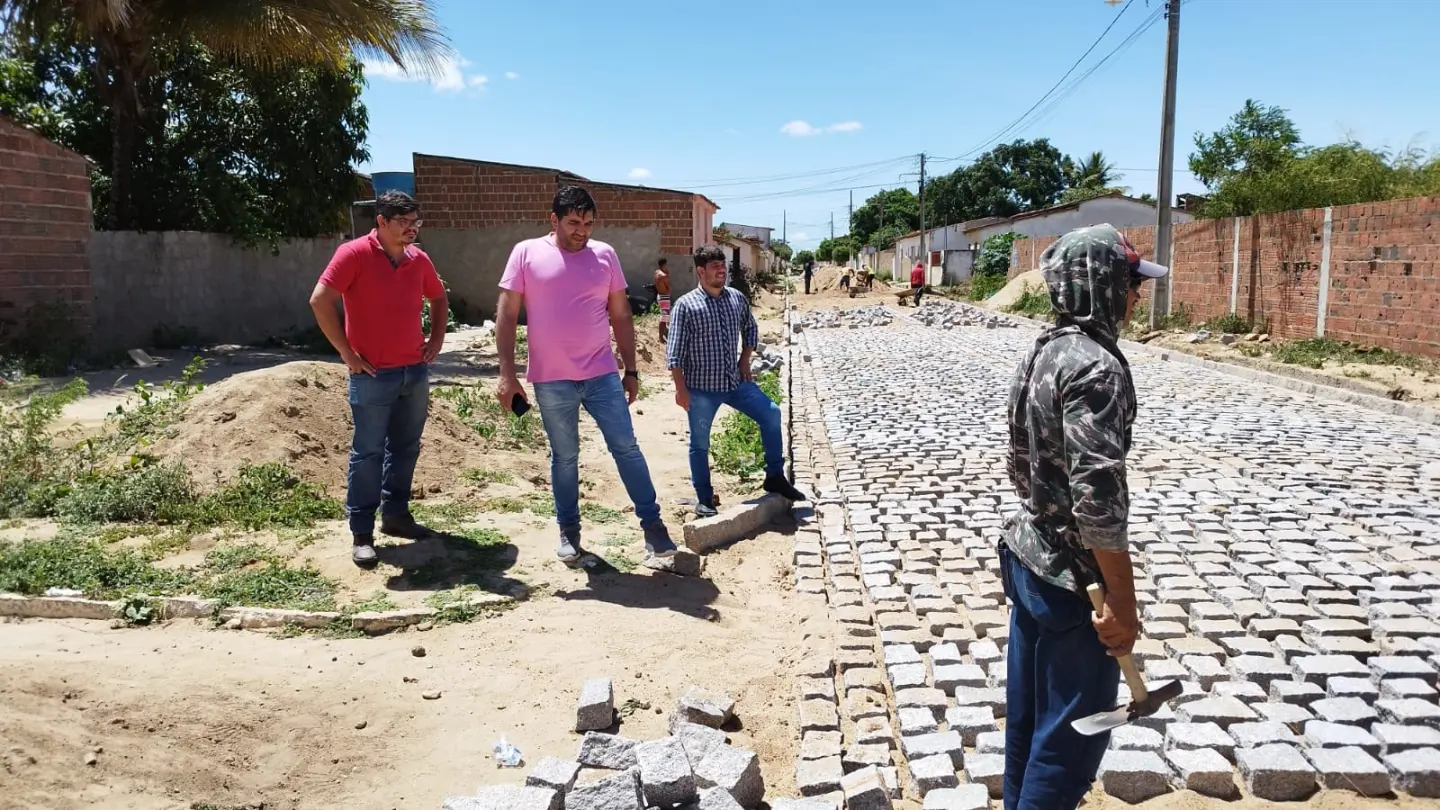 Prefeito Jarson visita obras de pavimentação da rua Paulo Batista