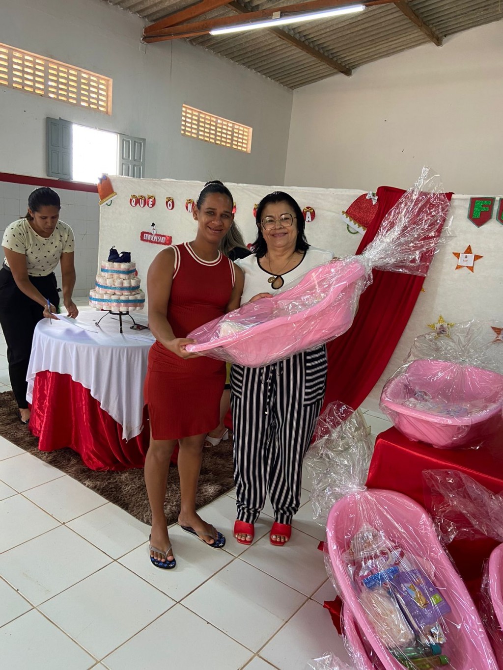 Prefeitura de Nova Floresta realiza última entrega de kits bebê do ano.