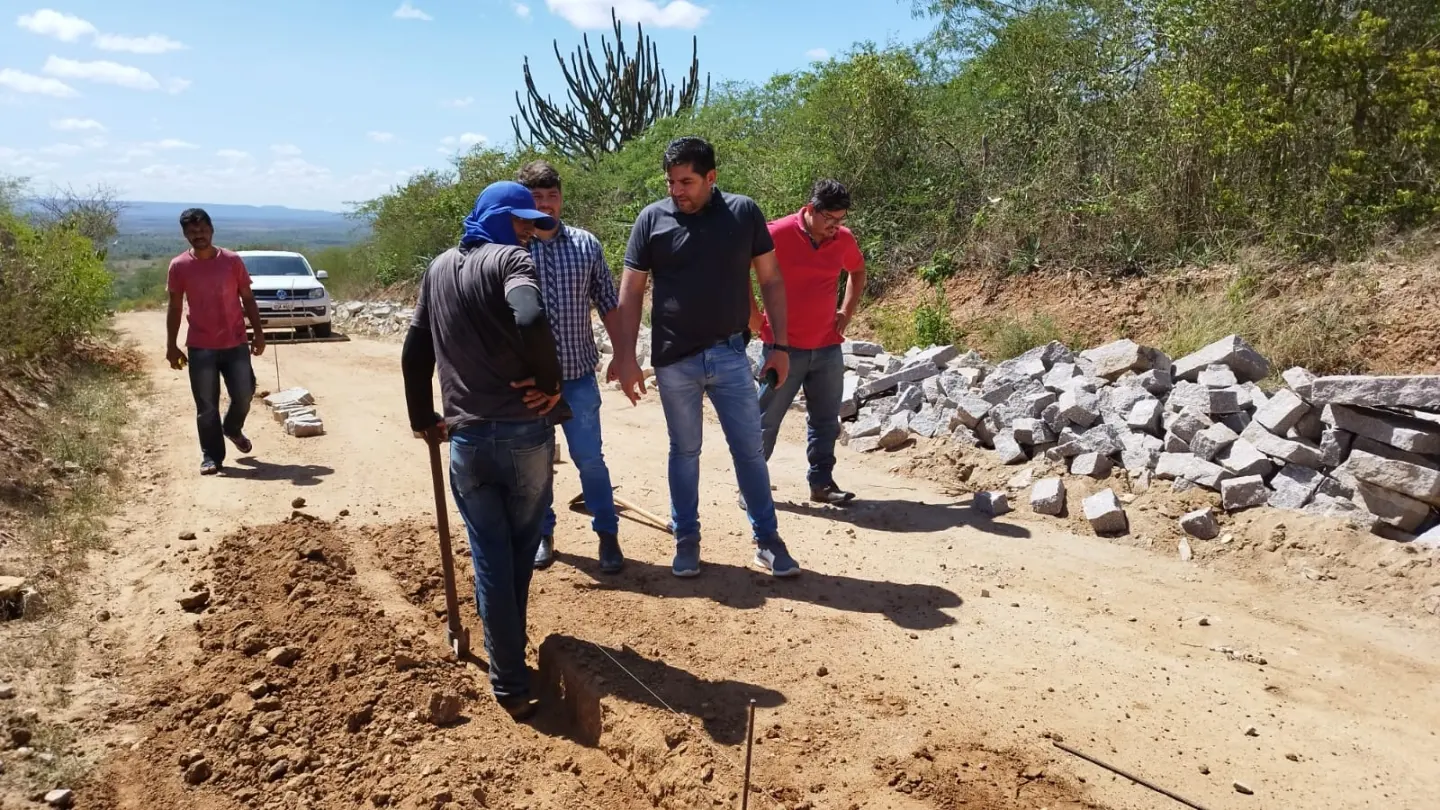 Prefeito Jarson acompanha obras de pavimentação da ladeira da Pedra D'água
