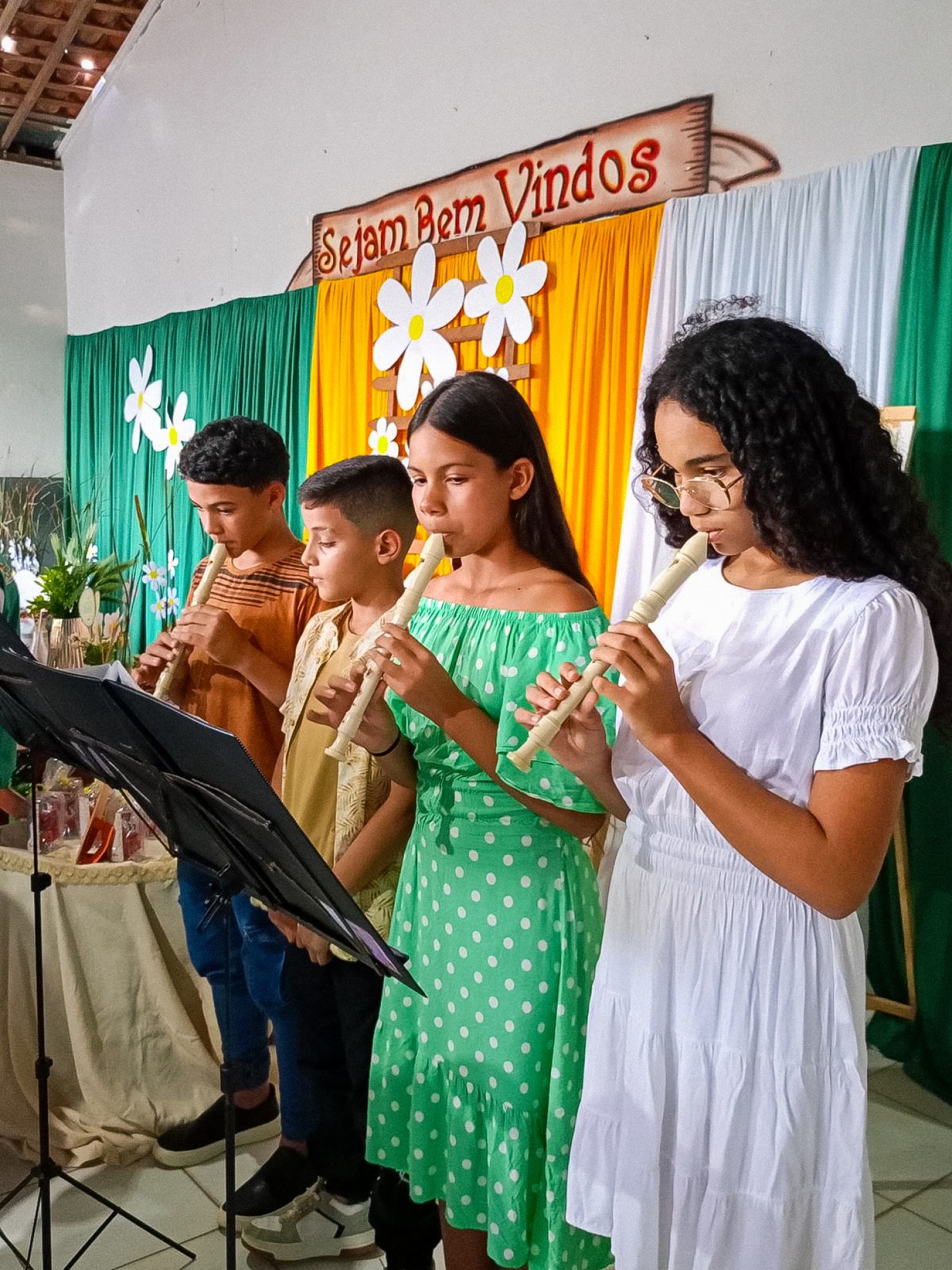 Chá dos Avós emociona usuários do SCFV com homenagens e música