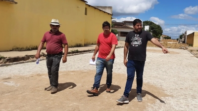 Prefeito Jarson visita obras de pavimentação na rua Menésio Dantas