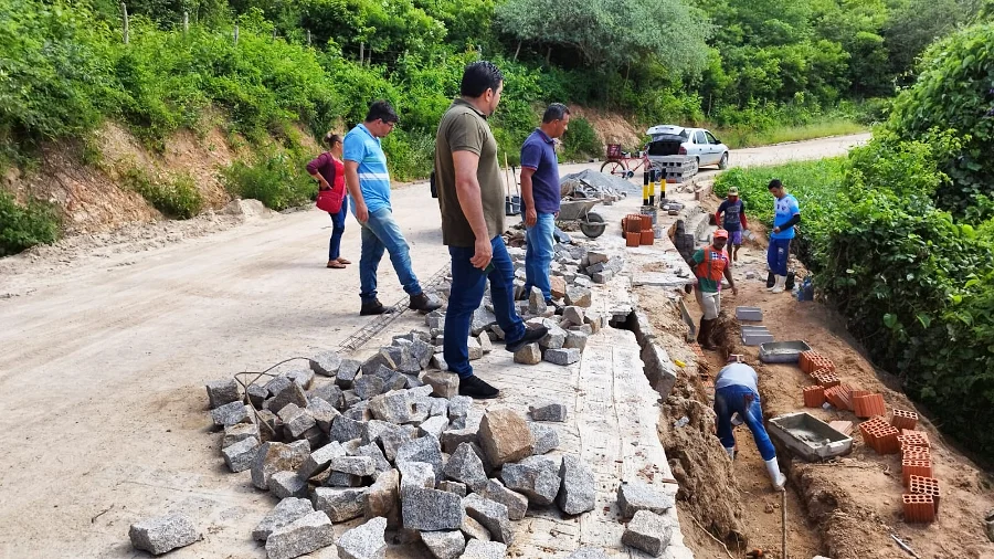 Prefeito Jarson acompanha obras na ladeira da Pedra D'água