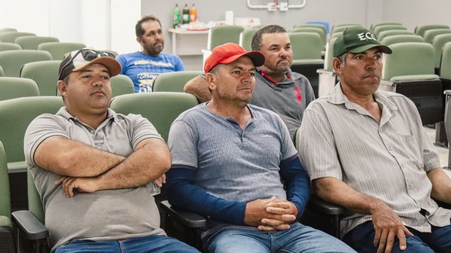 Prefeitura realiza reunião com agricultores familiares para fortalecer a merenda escolar