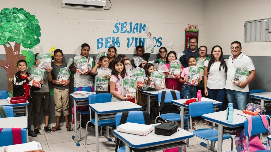 Prefeito Iran Santos e secretário de Educação entregam materiais escolares para estudantes da rede municipal