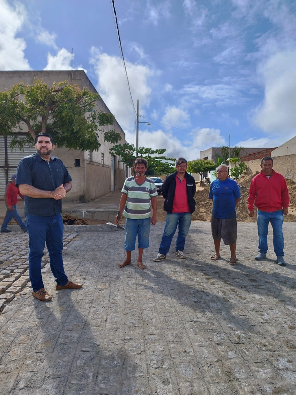 Prefeito Jarson acompanha obras de pavimentação na Rua 06 de Junho