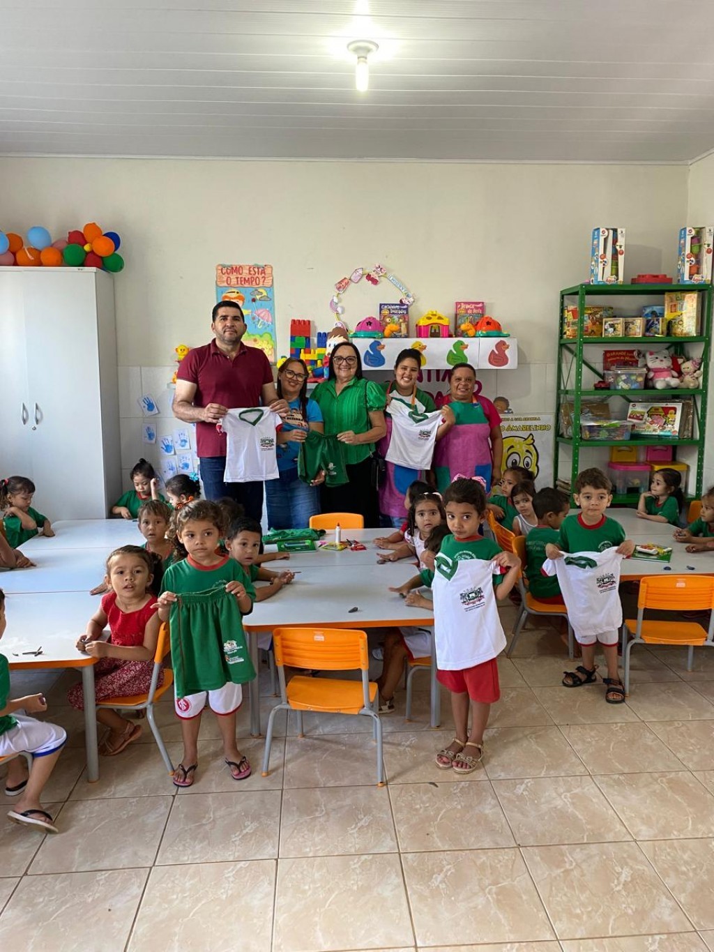 O Prefeito Jarson Santos, em Parceria com a Secretária de Educação Maria Aldenora realizaram a distribuição de Fardamentos para toda Rede Municipal.