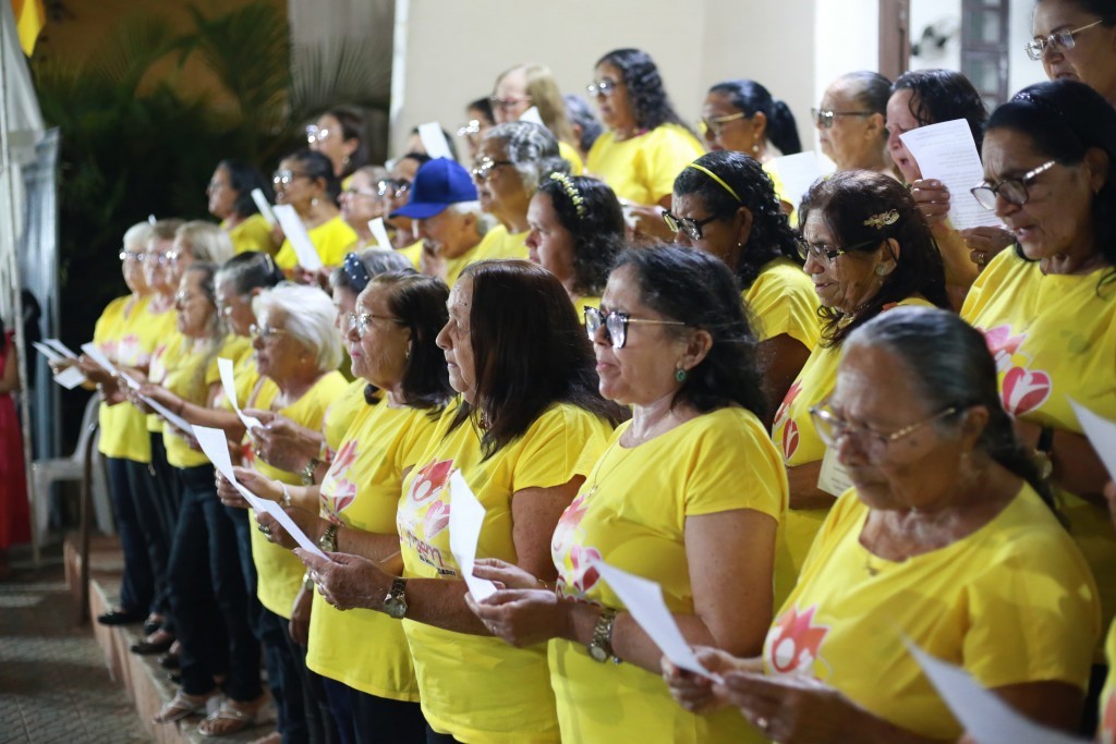 Prefeitura de Nova Floresta entrega fardamento ao grupo de idosos/ coral grupo de idosos do projeto viver bem.