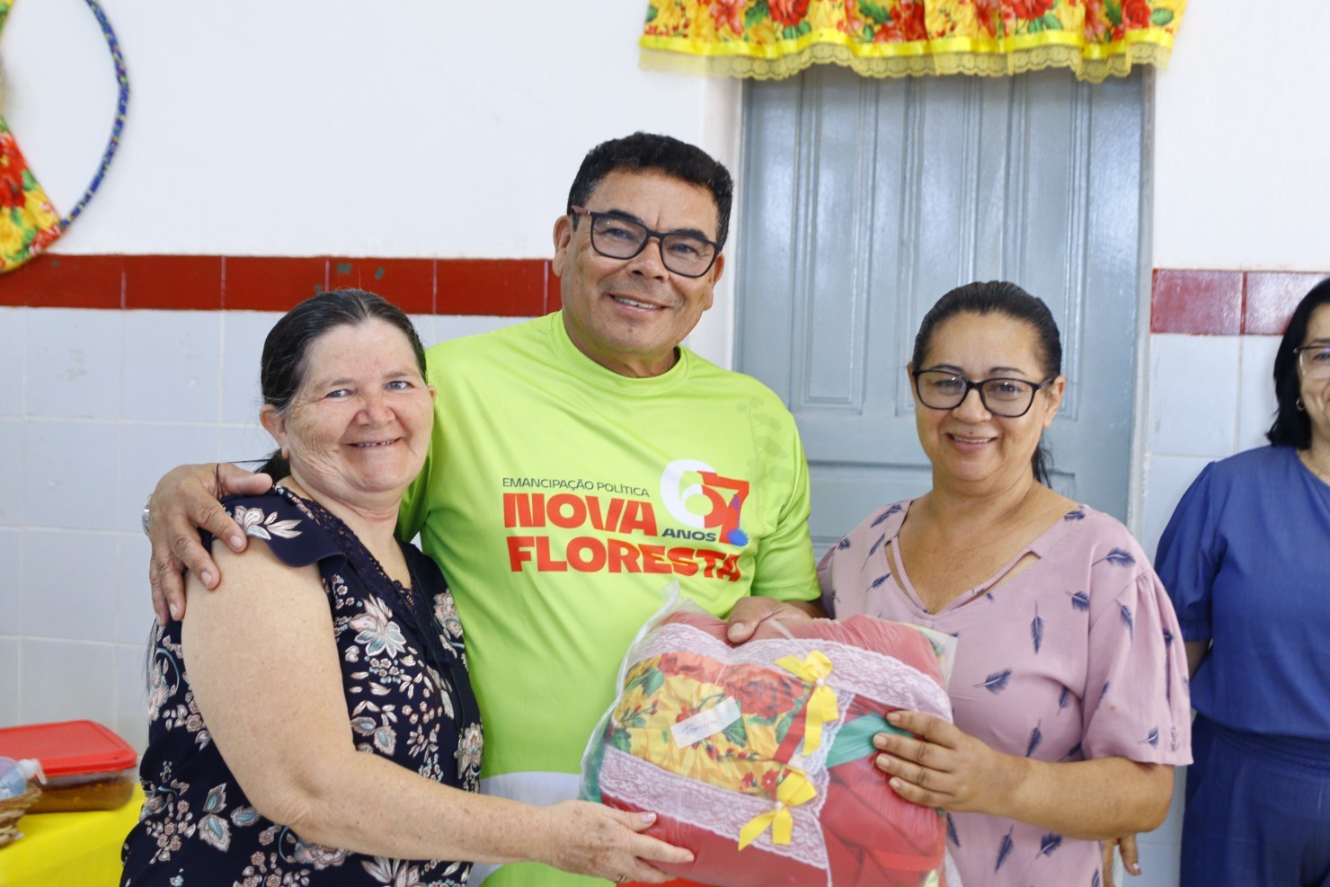 Idosas do CRAS recebem figurinos para apresentações juninas da programação de emancipação política