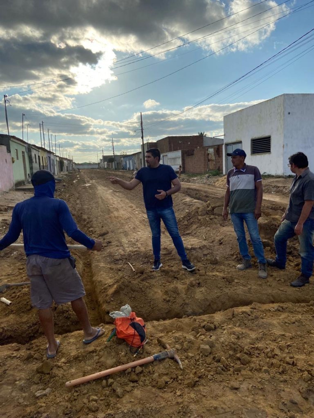 Prefeito Jarson acompanha terraplanagem da pavimentação da rua Manoel Ferreira de Lima