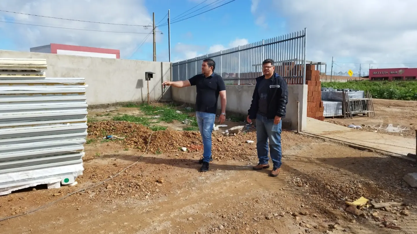 Prefeito Jarson acompanha obras de construção de nova creche