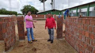 Prefeito Jarson acompanha obras de construção de Auditório anexo à Escola Delane Santos
