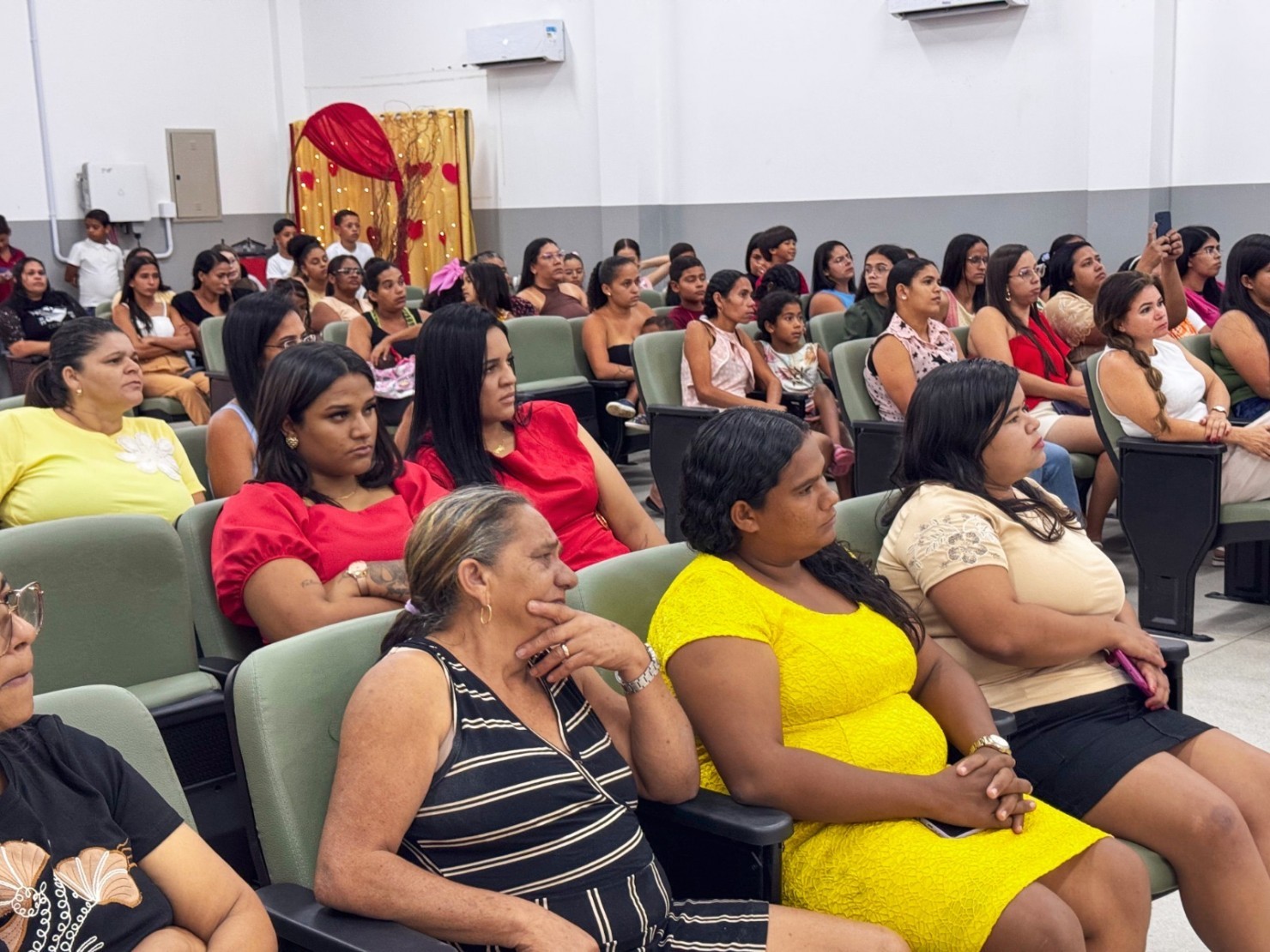 Escolas municipais de Nova Floresta realizam comemorações alusivas ao Dia das Mães